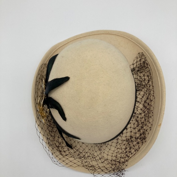 Vintage Sonni Wool Hat with Lace, Adorned with a Dragon brooch and feathers - Picture 3 of 12